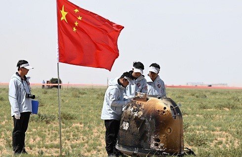 China trae a la tierra muestras de polvo de la cara oculta de la Luna